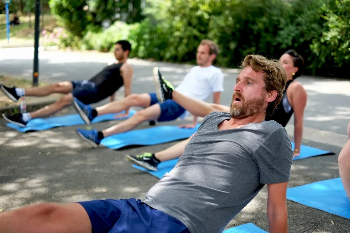 Collaborateurs d'un cabinet d'avocats parisien en session Pilates avec Human to Hero