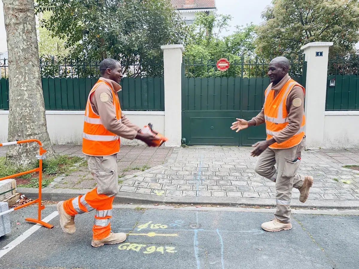Équipe Colas GPO en séance de réveil musculaire sur chantier francilien, programme Human to Hero