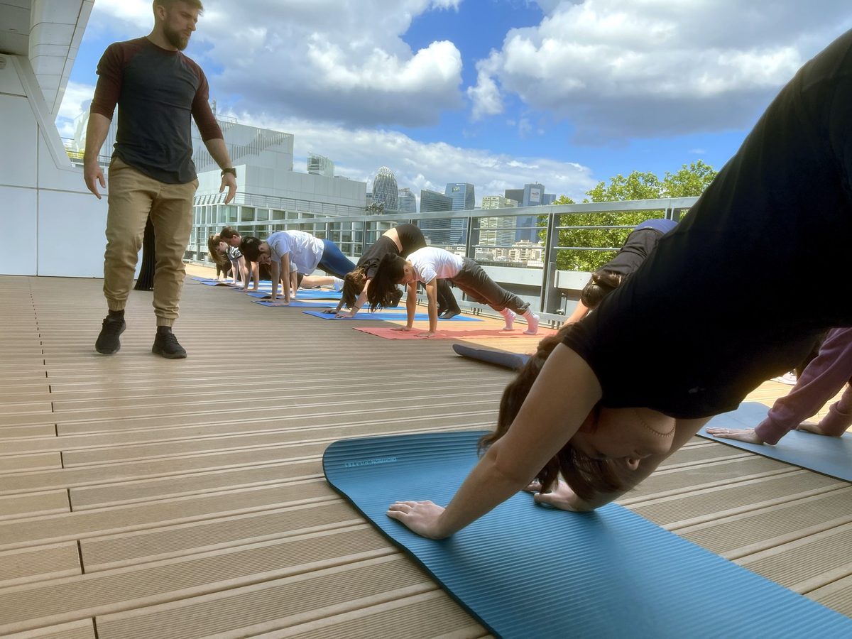 Séance de sport collectif en entreprise en rooftop à Paris, Human to Hero