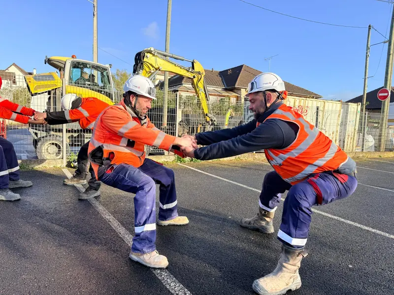 Atelier de prévention des TMS sur chantier : deux compagnons en binôme, Human to Hero