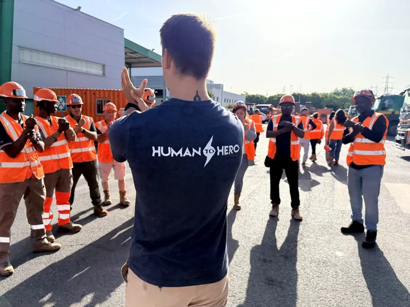 Coach Human to Hero animant un échauffement de prise de poste sur un chantier en Île-de-France