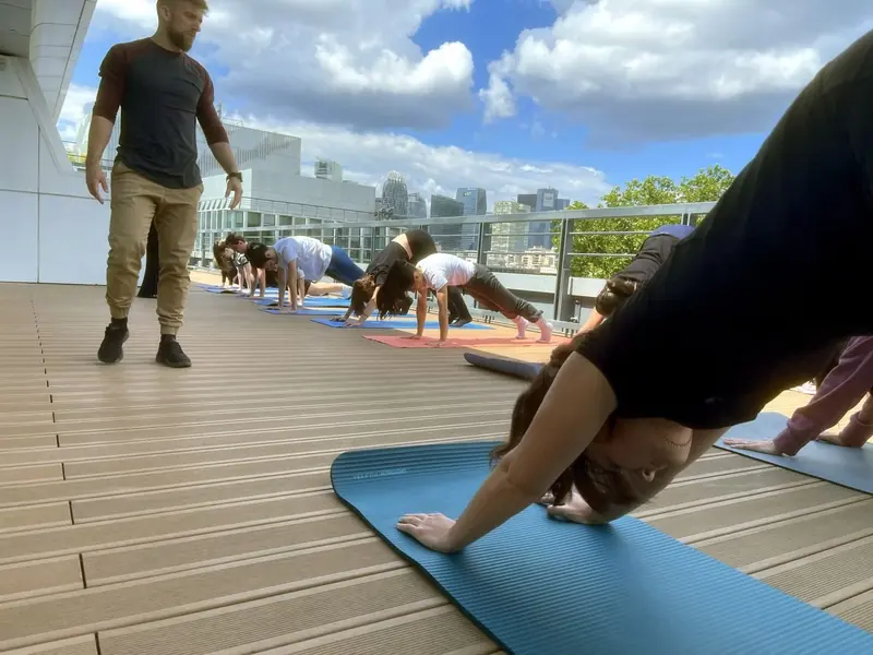 Séance de sport collectif en entreprise en rooftop à Paris, Human to Hero