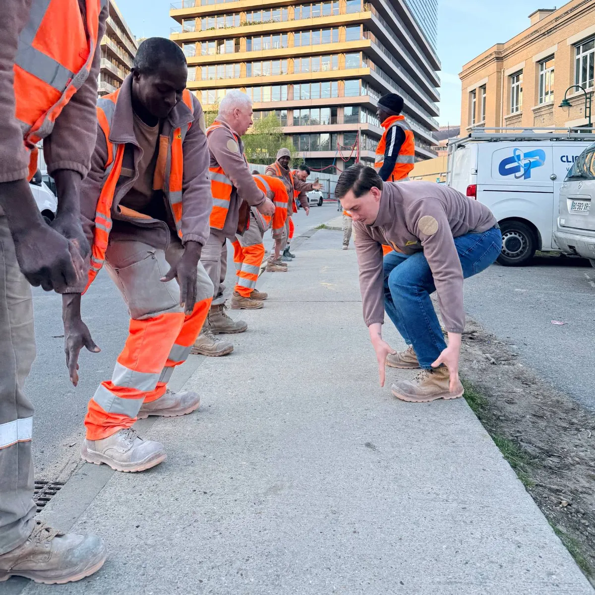 Échauffement de prise de poste avec une équipe de chantier de travaux publics, Human to Hero